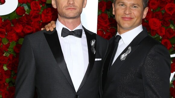 Tony Awards : Neil Patrick Harris, crâne rasé et avec son amoureux face au drame