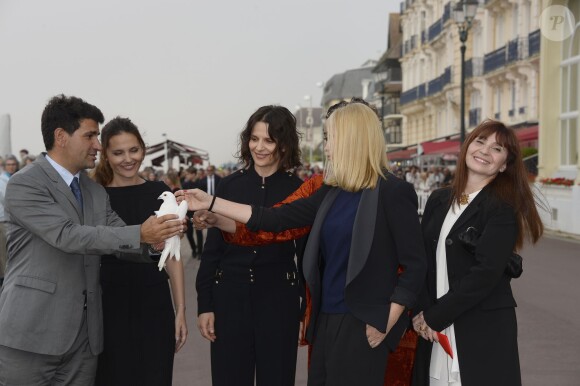 Tristan Duval, Virginie Ledoyen, Juliette Binoche, Loubna Abidar, Ariane Ascaride et Emmanuelle Béart (présidente du jury) - Ouverture du 30ème Festival du Film de Cabourg en France le 8 juin 2016.