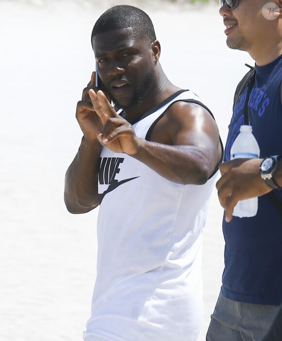 Exclusif - L'acteur Kevin Hart tourne une scène avec deux actrices sur une plage de Miami le 14 Avril 2016.