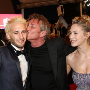 Sean Penn, son fils Hopper et sa fille Dylan Penn - Descente des marches du film "The Last Face" lors du 69ème Festival International du Film de Cannes. Le 20 mai 2016. © Giancarlo Gorassini/Bestimage 