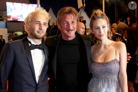 Sean Penn, son fils Hopper et sa fille Dylan Penn - Descente des marches du film "The Last Face" lors du 69ème Festival International du Film de Cannes. Le 20 mai 2016. © Giancarlo Gorassini/Bestimage