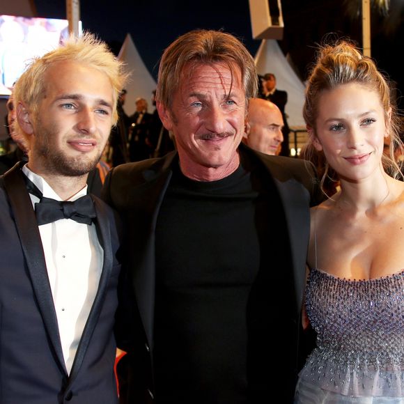 Sean Penn, son fils Hopper et sa fille Dylan Penn - Descente des marches du film "The Last Face" lors du 69ème Festival International du Film de Cannes. Le 20 mai 2016. © Giancarlo Gorassini/Bestimage