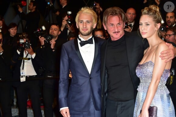 Sean Penn, son fils Hopper et sa fille Dylan Penn - Descente des marches du film "The Last Face" lors du 69ème Festival International du Film de Cannes. Le 20 mai 2016. © Giancarlo Gorassini/Bestimage