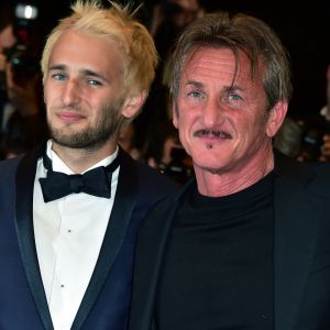 Sean Penn, son fils Hopper et sa fille Dylan Penn - Descente des marches du film "The Last Face" lors du 69ème Festival International du Film de Cannes. Le 20 mai 2016. © Giancarlo Gorassini/Bestimage