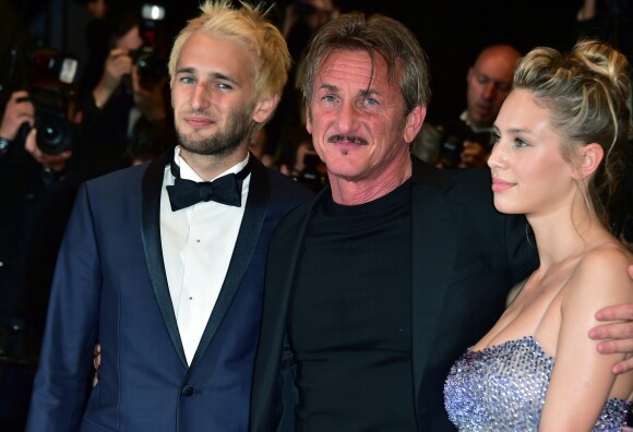 Sean Penn, son fils Hopper et sa fille Dylan Penn - Descente des marches du film "The Last Face" lors du 69ème Festival International du Film de Cannes. Le 20 mai 2016. © Giancarlo Gorassini/Bestimage