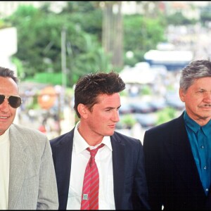 Sean Penn entouré de Dennis Hopper et Charles Bronson au Festival de Cannes 1991 pour le film "The Indian Runner".