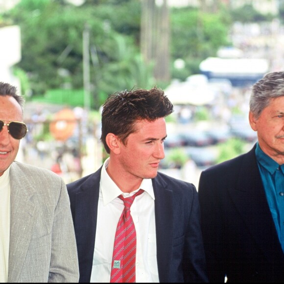 Sean Penn entouré de Dennis Hopper et Charles Bronson au Festival de Cannes 1991 pour le film "The Indian Runner".