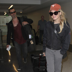 Renée Zellweger et son compagnon Doyle Bramhall II arrivent à l'aéroport de Los Angeles (LAX), le 14 juin 2016.
