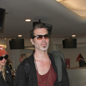 Renée Zellweger et son compagnon Doyle Bramhall II arrivent à l'aéroport de Los Angeles (LAX), le 14 juin 2016.