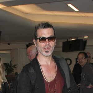 Renée Zellweger et son compagnon Doyle Bramhall II arrivent à l'aéroport de Los Angeles (LAX), le 14 juin 2016.