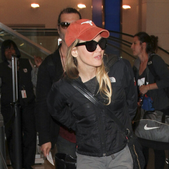 Renée Zellweger et son compagnon Doyle Bramhall II arrivent à l'aéroport de Los Angeles (LAX), le 14 juin 2016.