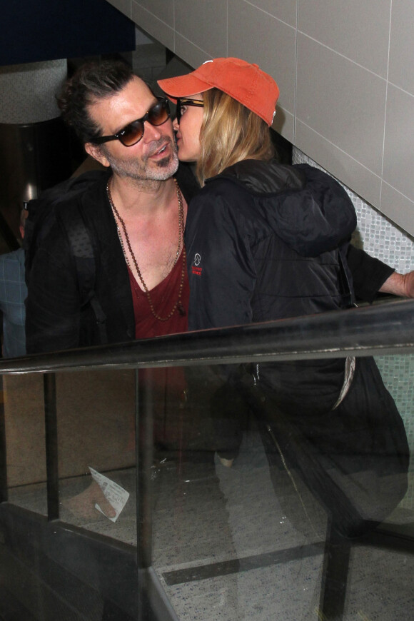 Renée Zellweger et son compagnon Doyle Bramhall II arrivent à l'aéroport de Los Angeles (LAX), le 14 juin 2016. 