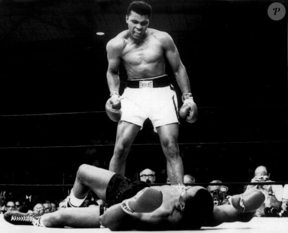 Muhammad Ali (né Cassius Clay) face à Sonny Liston en mai 1965.