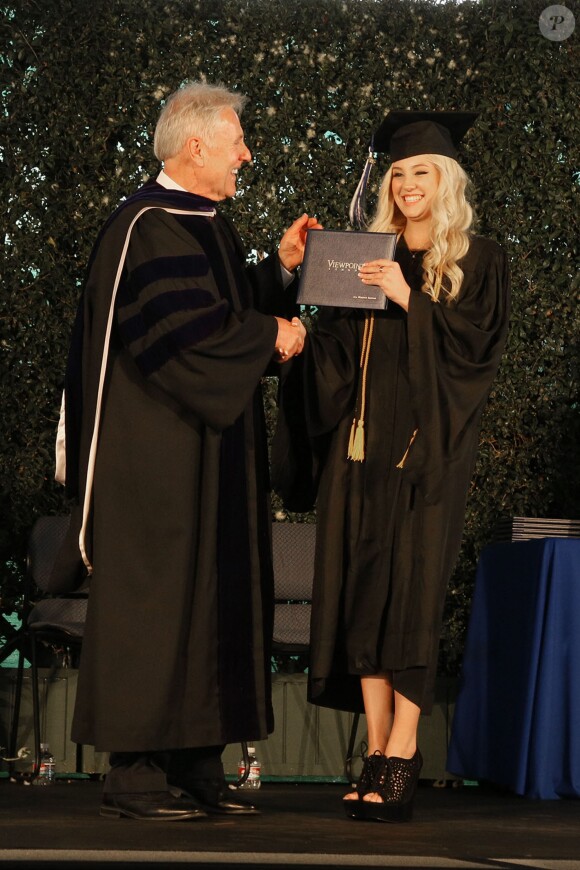 Ava Sambora reçoit son bac du lycée Viewpoint à Los Angeles, le 6 juin 2015.