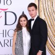 Violetta Komyshan et son compagnon Ansel Elgort lors des CFDA Fashion Awards 2016 à New York, le 6 juin 2016.