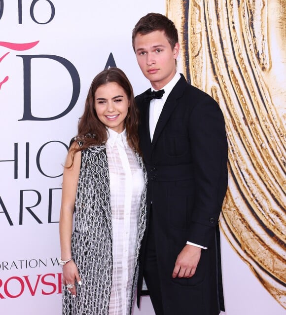 Violetta Komyshan et son compagnon Ansel Elgort lors des CFDA Fashion Awards 2016 à New York, le 6 juin 2016.