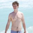 Ansel Elgort sur une plage à Miami, le 10 mai 2016