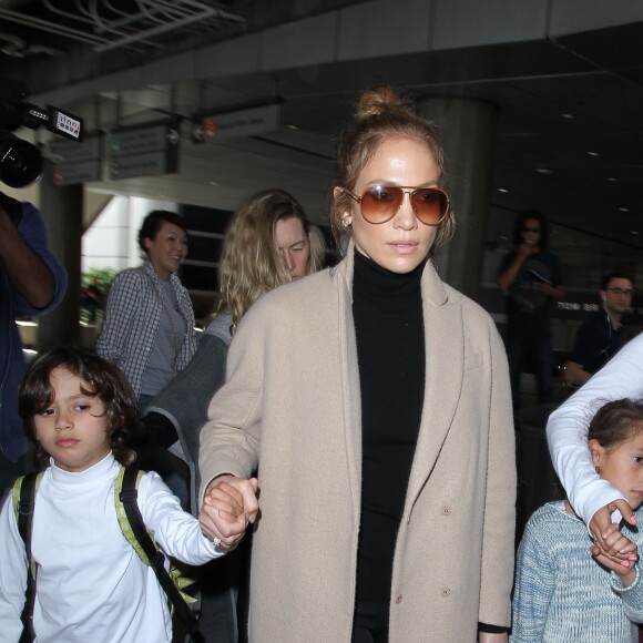 Jennifer Lopez arrive avec ses enfants Max et Emme à l'aéroport de Los Angeles, le 11 avril 2016.