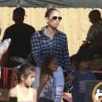 Jennifer Lopez (pantalon Frame Denim, chaussures Guiseppe Zanotti, lunettes Dita modèle Condor, sac Chanel, bracelet Hermès modèle collier de chien) emmène ses enfants Max et Emme au Mr. Bones Pumpkin Patch à West Hollywood, le 11 octobre 2014.