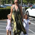 Jennifer Lopez va faire du shopping chez Barnes &amp; Noble avec son petit ami Casper Smart et ses enfants Max et Emme a Calabasas, le 14 septembre 2013.