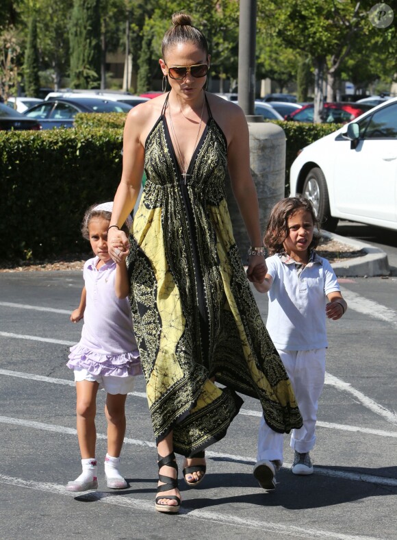 Jennifer Lopez va faire du shopping chez Barnes & Noble avec son petit ami Casper Smart et ses enfants Max et Emme a Calabasas, le 14 septembre 2013.
