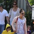 Exclusif - Jennifer Lopez, son compagnon Casper Smart et ses enfants Emme et Max sur une plage de Malibu le 6 juillet 2013