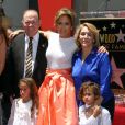 Jennifer Lopez pose avec ses parents, David Lopez et Guadalupe Rodriguez, et ses enfants Max Anthony et Emme Anthony à la remise de médaille de Jennifer Lopez sur le "Walk of Fame" a Hollywood, le 20 juin 2013.