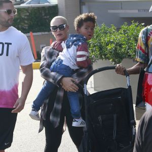 Exclusif - Amber Rose se rend chez Barney's New York avec son fils à Los Angeles, le 12 juin 2016.