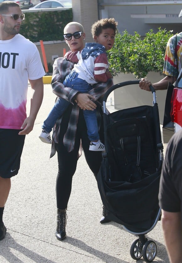 Exclusif - Amber Rose se rend chez Barney's New York avec son fils à Los Angeles, le 12 juin 2016.