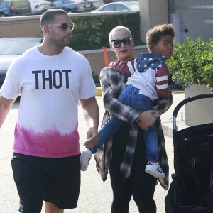 Exclusif - Amber Rose se rend chez Barney's New York avec son fils à Los Angeles, le 12 juin 2016.