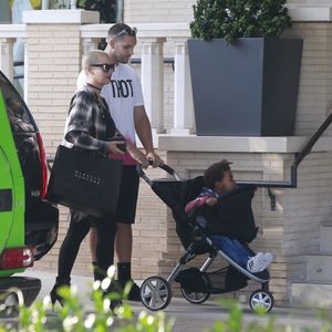 Exclusif - Amber Rose se rend chez Barney's New York avec son fils à Los Angeles, le 12 juin 2016.