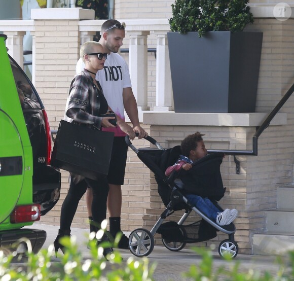 Exclusif - Amber Rose se rend chez Barney's New York avec son fils à Los Angeles, le 12 juin 2016.