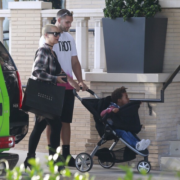 Exclusif - Amber Rose se rend chez Barney's New York avec son fils à Los Angeles, le 12 juin 2016.