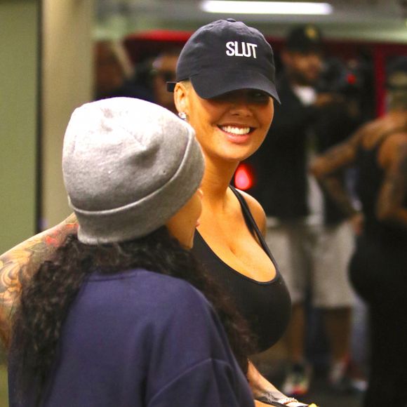 Amber Rose (qui porte une casquette avec l'inscription "Slut") se rend à la gym avec son amie Blac Chyna à Los Angeles, le 22 avril 2016.