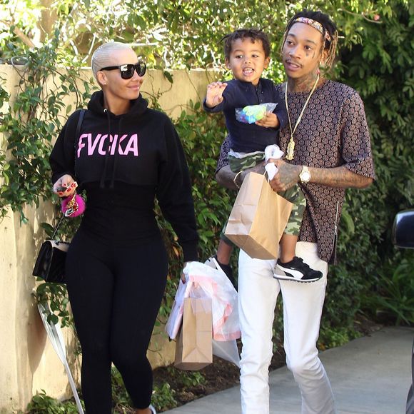 Amber Rose et son mari Wiz Khalifa emmènent leur fils Sebastian jouer au parc à Los Angeles, le 16 décembre 2015
