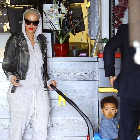 Exclusif - Amber Rose se promène avec son fils Sébastian le jour de son deuxième anniversaire à Los Angeles le 22 février 2015