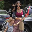 Exclusif - Megan Fox enceinte fait du shopping avec son fils Noah à Brentwood le 15 juin 2016.