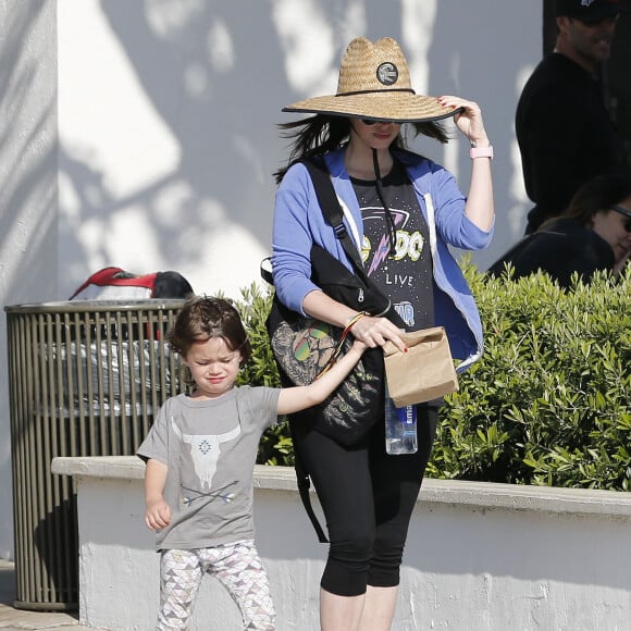 Megan Fox enceinte et son mari Brian Austin Green avec leurs enfants Noah et Bodhi dans un parc à Malibu, le 29 mai 2016