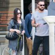 Exclusif - Megan Fox enceinte est allée déjeuner avec son mari Brian Austin Green au restaurant Cafe Grattitude à Los Angeles. Austin essaye de cacher Megan des photographes à l'aide d'un parapluie! Le 20 mai 2016