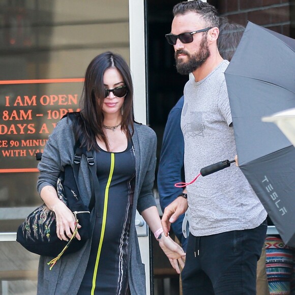 Exclusif - Megan Fox enceinte est allée déjeuner avec son mari Brian Austin Green au restaurant Cafe Grattitude à Los Angeles. Austin essaye de cacher Megan des photographes à l'aide d'un parapluie! Le 20 mai 2016