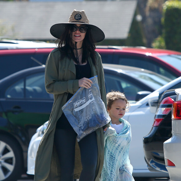 Megan Fox enceinte en famille avec son mari Brian Austin Green et leurs enfants Bodhi et Noah Green sur une plage à Malibu, le 30 avril 2016