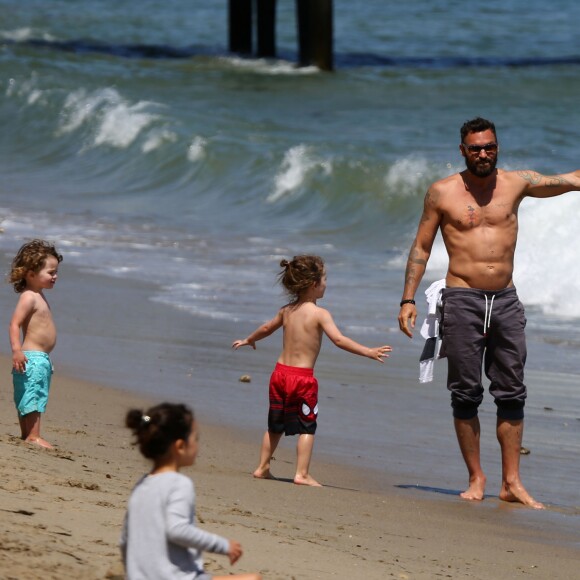 Megan Fox enceinte en famille avec son mari Brian Austin Green et leurs enfants Bodhi et Noah Green sur une plage à Malibu, le 30 avril 2016