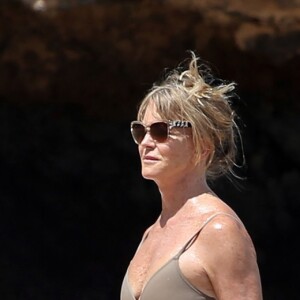 Goldie Hawn, son fils Wyatt Russell et sa compagne Meredith Hagner profitent d'un après-midi ensoleillé sur la plage de Maui. Hawaï, le 16 juin 2016.