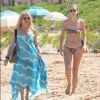 Goldie Hawn et Sanne Hamers (compagne du fils de Goldie, Meredith Hagner) profitent d'un après-midi ensoleillé sur la plage de Maui. Hawaï, le 16 juin 2016.