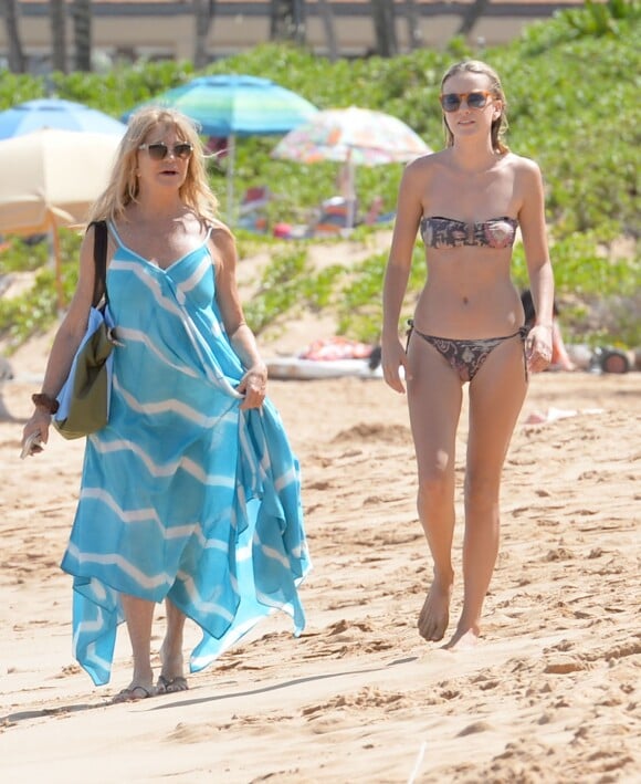 Goldie Hawn et Sanne Hamers (compagne du fils de Goldie, Meredith Hagner) profitent d'un après-midi ensoleillé sur la plage de Maui. Hawaï, le 16 juin 2016.