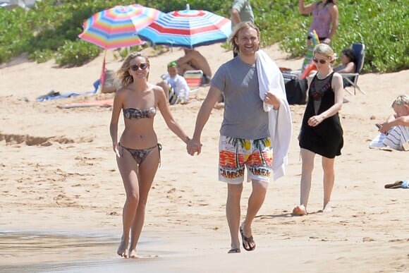 Wyatt Russell (fils de Goldie Hawn) et sa compagne Meredith Hagner profitent d'un après-midi ensoleillé sur la plage de Maui. Hawaï, le 16 juin 2016.