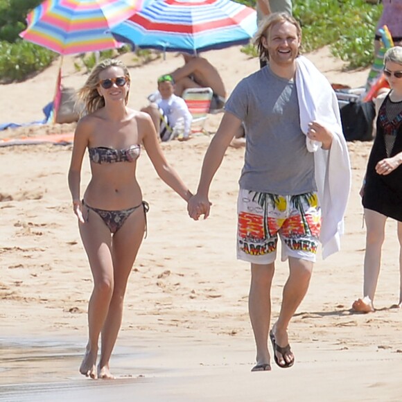 Wyatt Russell (fils de Goldie Hawn) et sa compagne Meredith Hagner profitent d'un après-midi ensoleillé sur la plage de Maui. Hawaï, le 16 juin 2016.