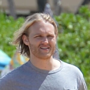 Goldie Hawn, son fils Wyatt Russell et sa compagne Meredith Hagner profitent d'un après-midi ensoleillé sur la plage de Maui. Hawaï, le 16 juin 2016.