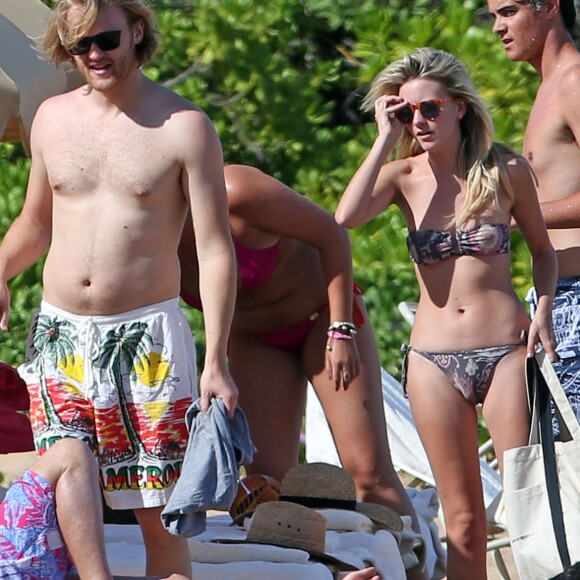 Goldie Hawn, son fils Wyatt Russell et sa compagne Meredith Hagner profitent d'un après-midi ensoleillé sur la plage de Maui. Hawaï, le 16 juin 2016.