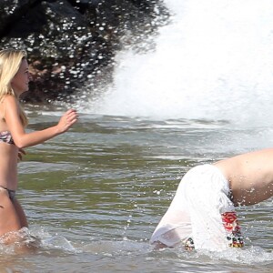 Goldie Hawn, son fils Wyatt Russell et sa compagne Meredith Hagner profitent d'un après-midi ensoleillé sur la plage de Maui. Hawaï, le 16 juin 2016.